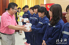五洲醫院院長李三群為環衛工人代表贈送藥箱